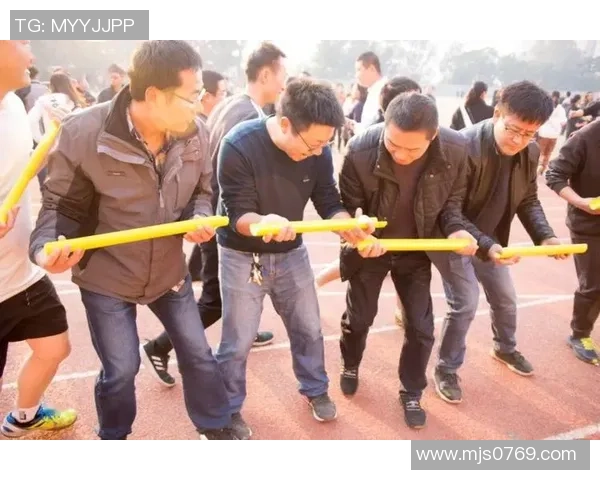 踢足球气势如虹展现团队精神与个人魅力的完美结合